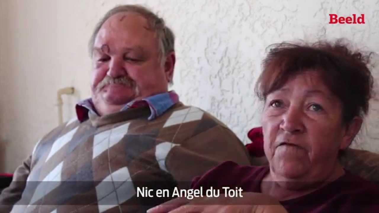 Vrou takel booswigte met besemstok