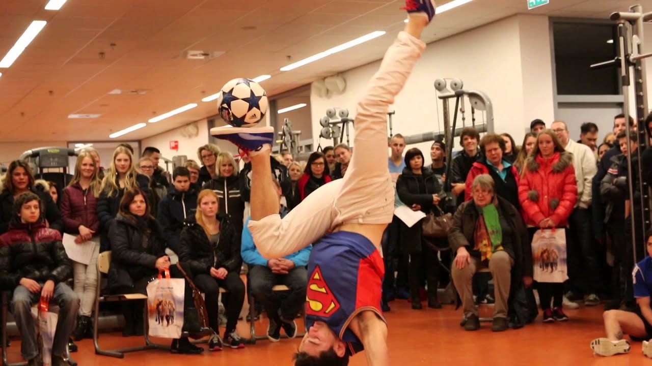 Amazing freestyle football performance By Maarten van Luit