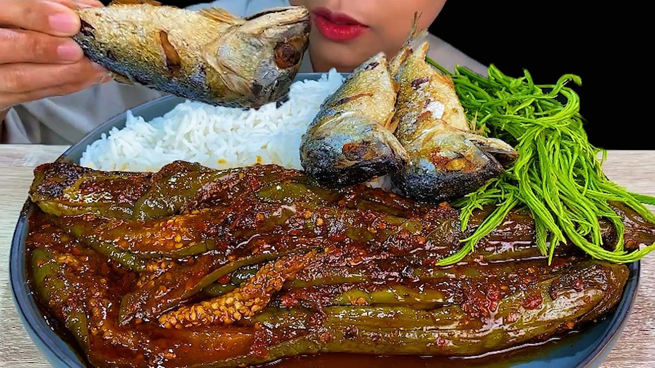 EATING SPICY FOOD||SPICY THAI EGGPLANTS CURRY, FRIED THAI MACKEREL FISH & WHITE RICE