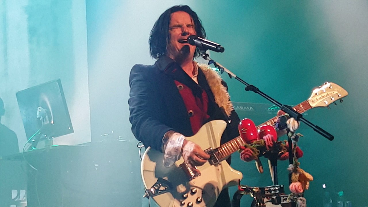 Marillion Lille 9 dec 2016 - Steve Rothery's Fantastic guitar solo on the New Kings !