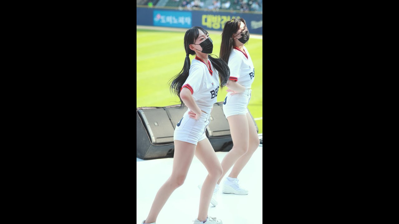 치어리더 정희정 브레이브걸스(Brave Girls) - Rollin' + 치맛바람 4K 세로 직캠 @220521 두산 베어스 야구