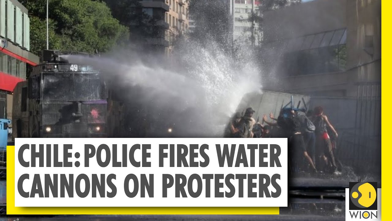 Police fires water cannons to disperse protesters in Chile | Anti-Govt Protest in Chile