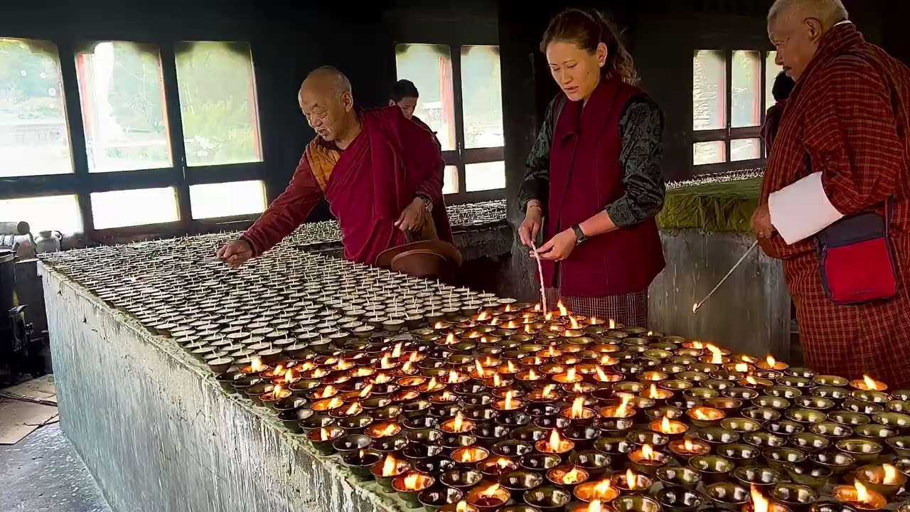 Jambay Lhakhang & Kurje lhakhang with my family. #bhutan #bumthang #jambaylhangkhang #kurjelhakhang