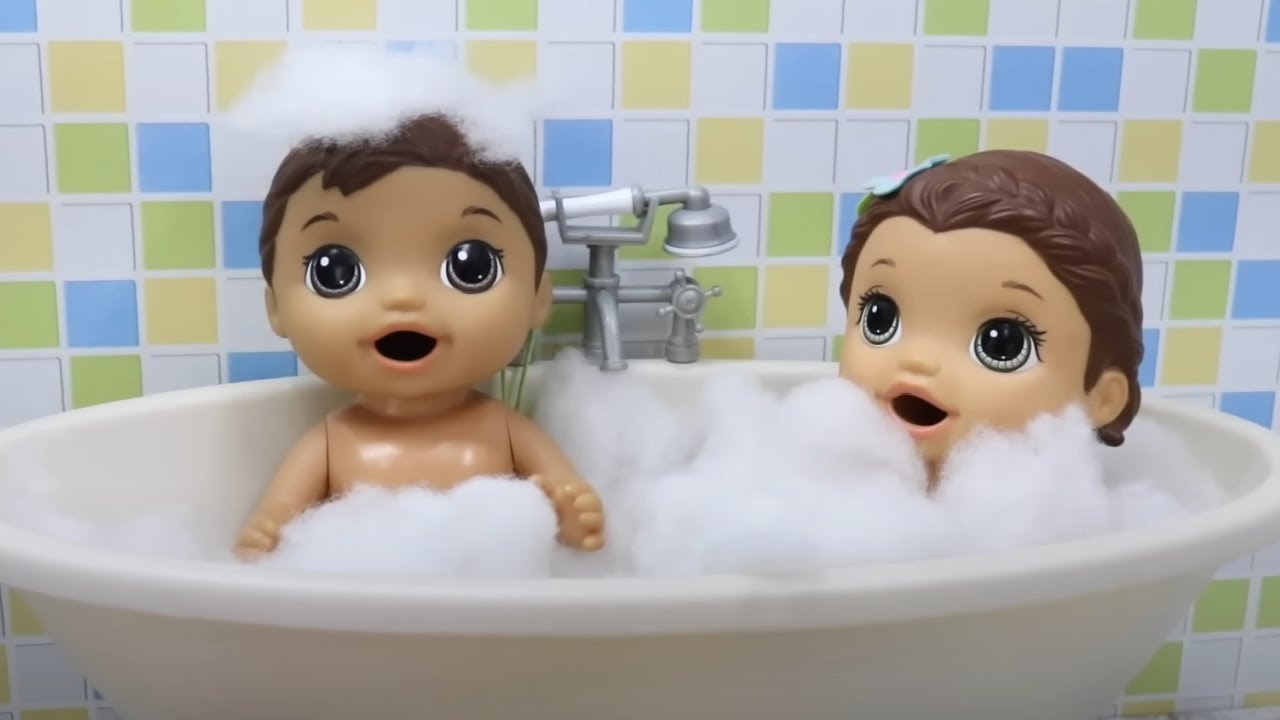 ARRUMANDO AS MALAS DA LAURINHA E FELIPINHO ENQUANTO ELES TOMAM BANHO PRA VIAJAR