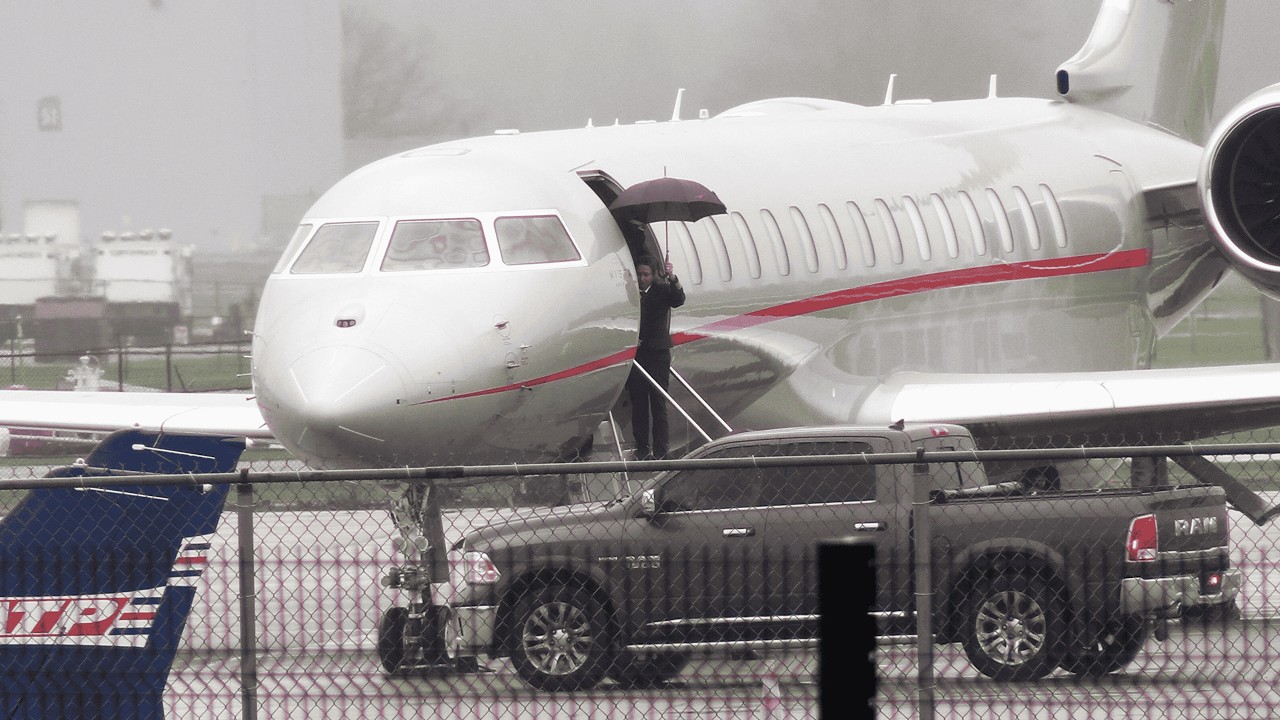 $81 MIL  Bombardier Global 7500 Arrives From Las Vegas (Formula 1) LOOK WHO DOES AND DOSEN'T EXIT!