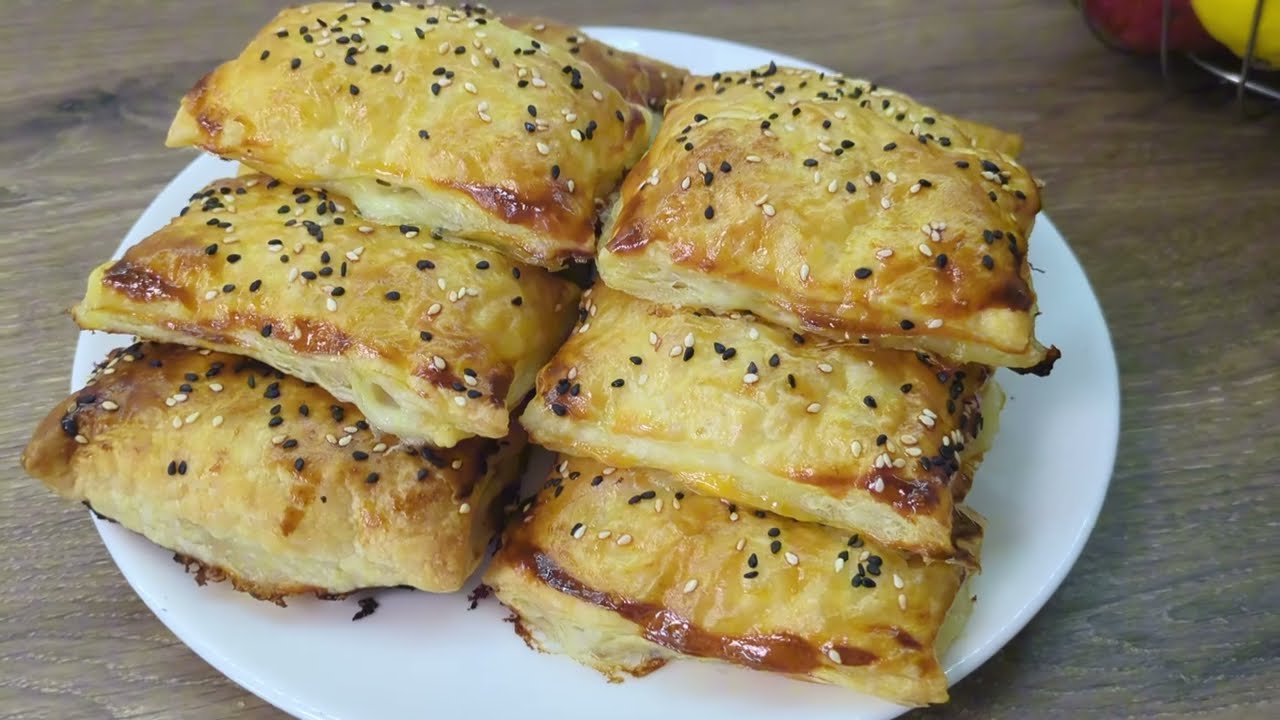 Сочные конвертики с курицей. Простой и надёжный рецепт из слоёного бездрожжевого теста.