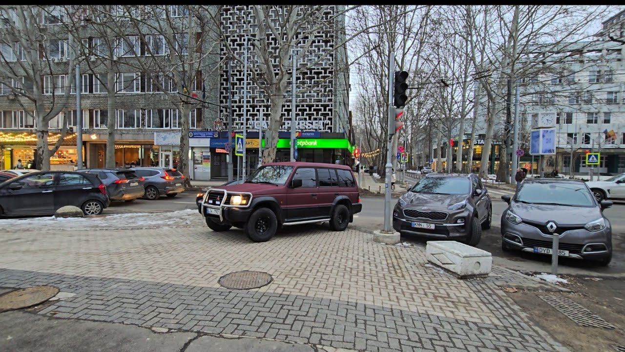 Кишинёв, ему надо заехать на тротуар.21.02.2026