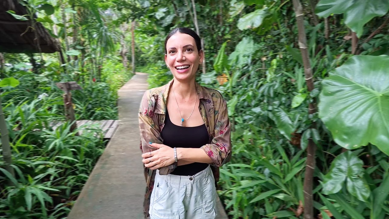 ESTA CHICA NOS INVITA A SU POSADA DE LUJO EN LA SELVA