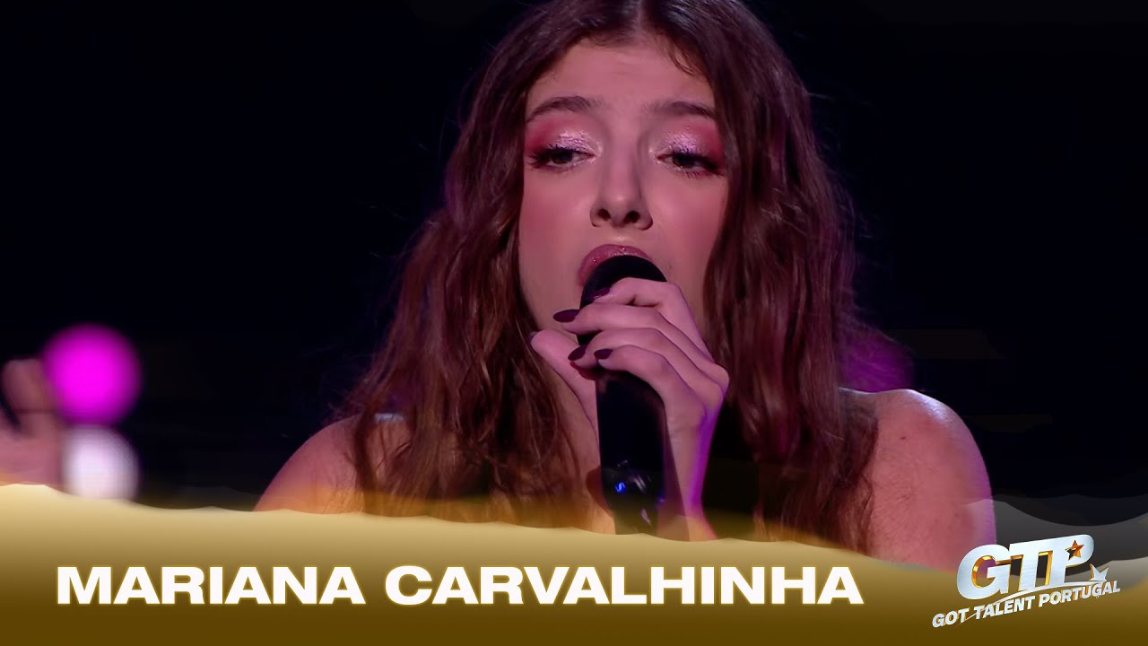 Mariana Carvalhinha a cantar  