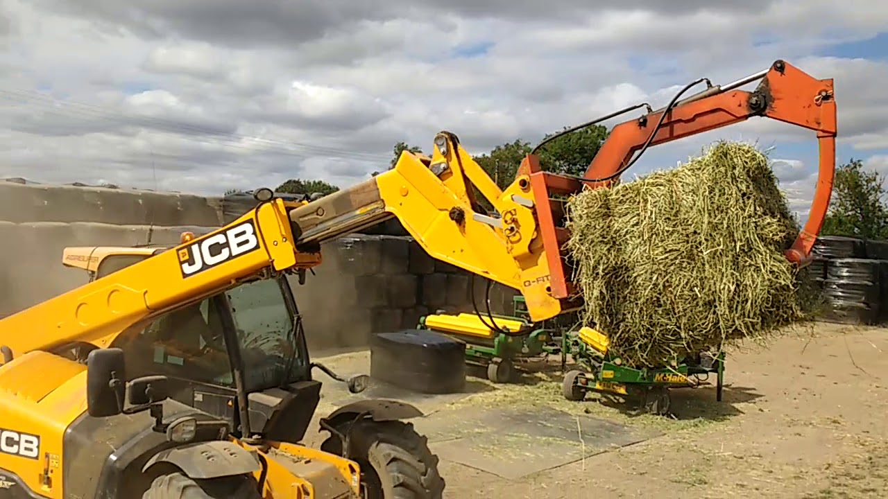JCB 531-70 Wrapping Mini Hesston Haylage with Mchale Wrappers