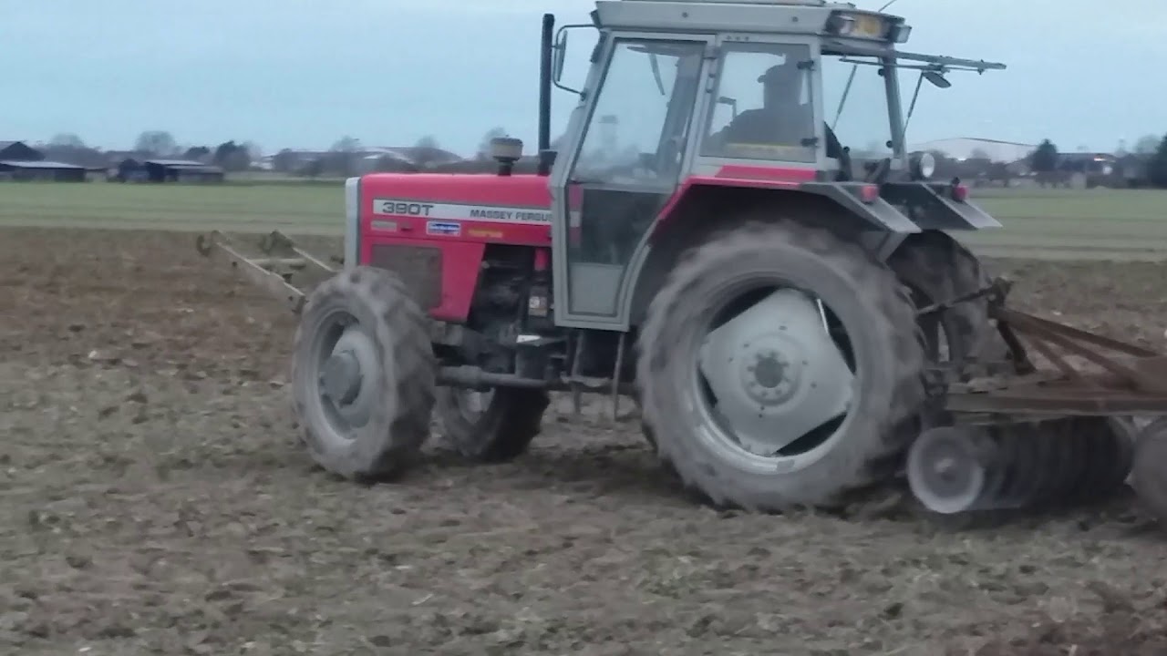 Massey Ferguson 390T (1994) disking beet tops