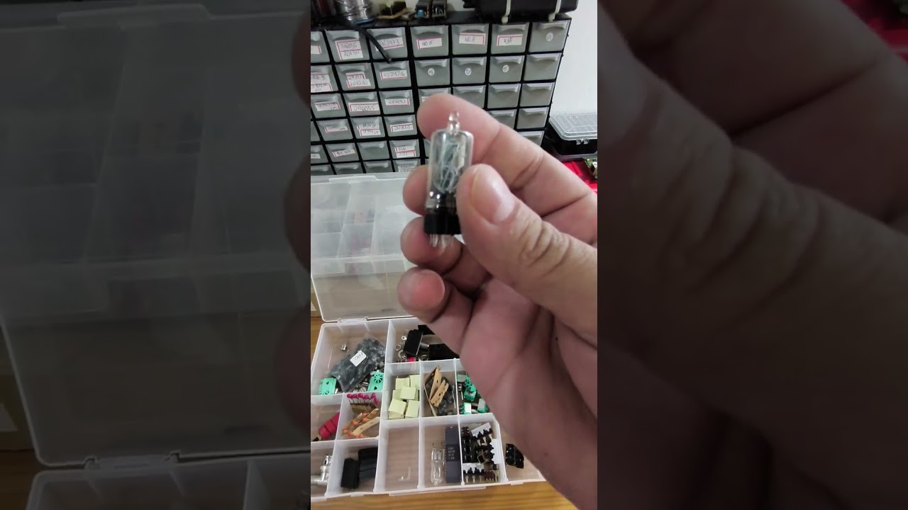 Componentes eletrônicos originais anos 80. 