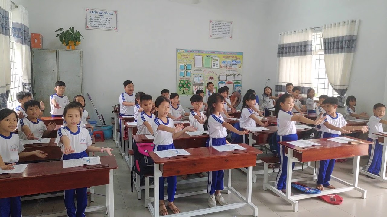 Hát kết hợp với động tác phụ hoạ bài hát Em yêu trường em (Lớp 3/6)