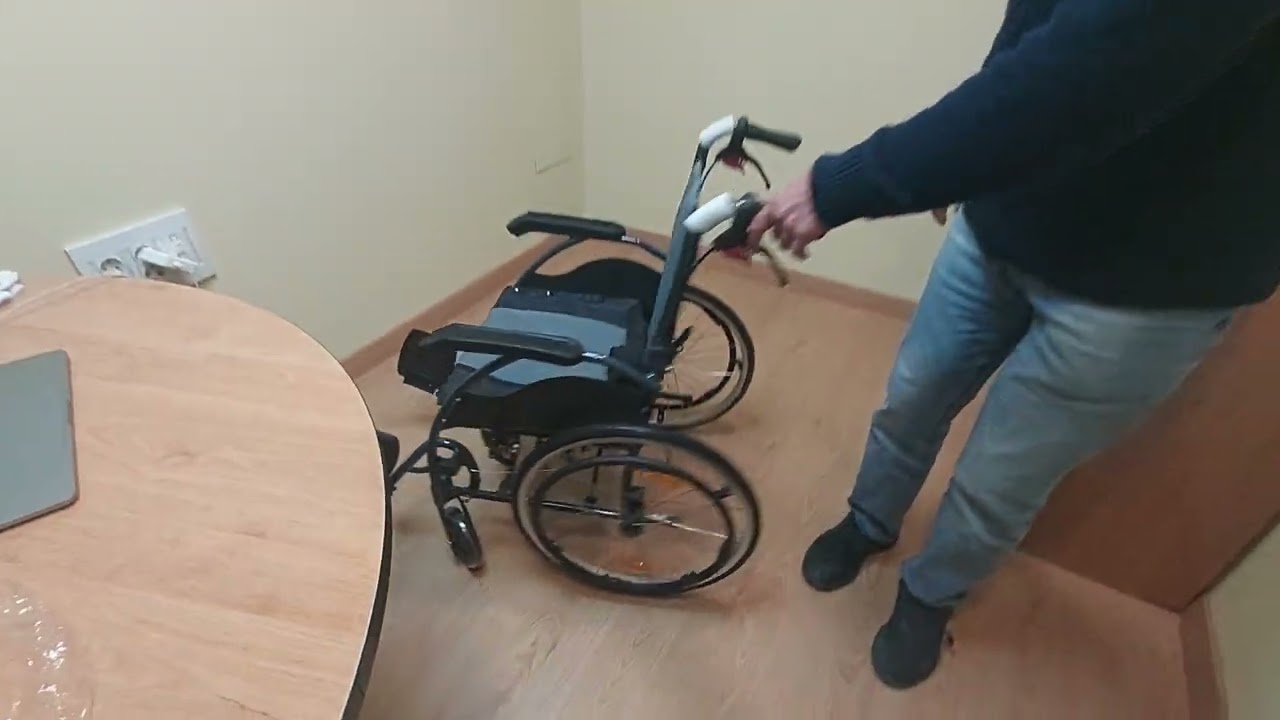 Silla de ruedas plegable con frenos en la empuñadura