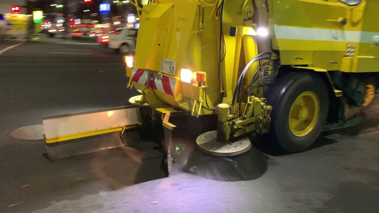 落ち葉を集める道路清掃車