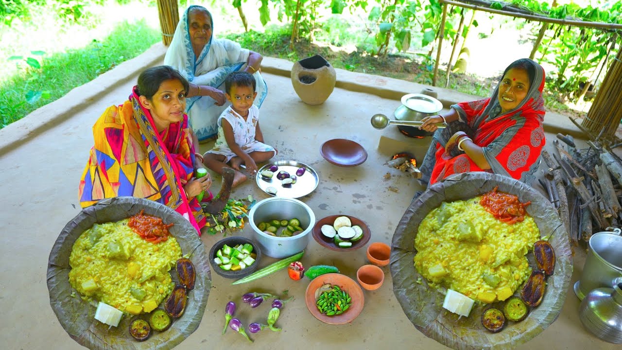 শালপাতায় গরম খিচুড়ির সাথে বাগানের টাটকা কাঁচালঙ্কা গন্ধরাজ লেবু জমিয়ে খাওয়া | Khichuri recipe