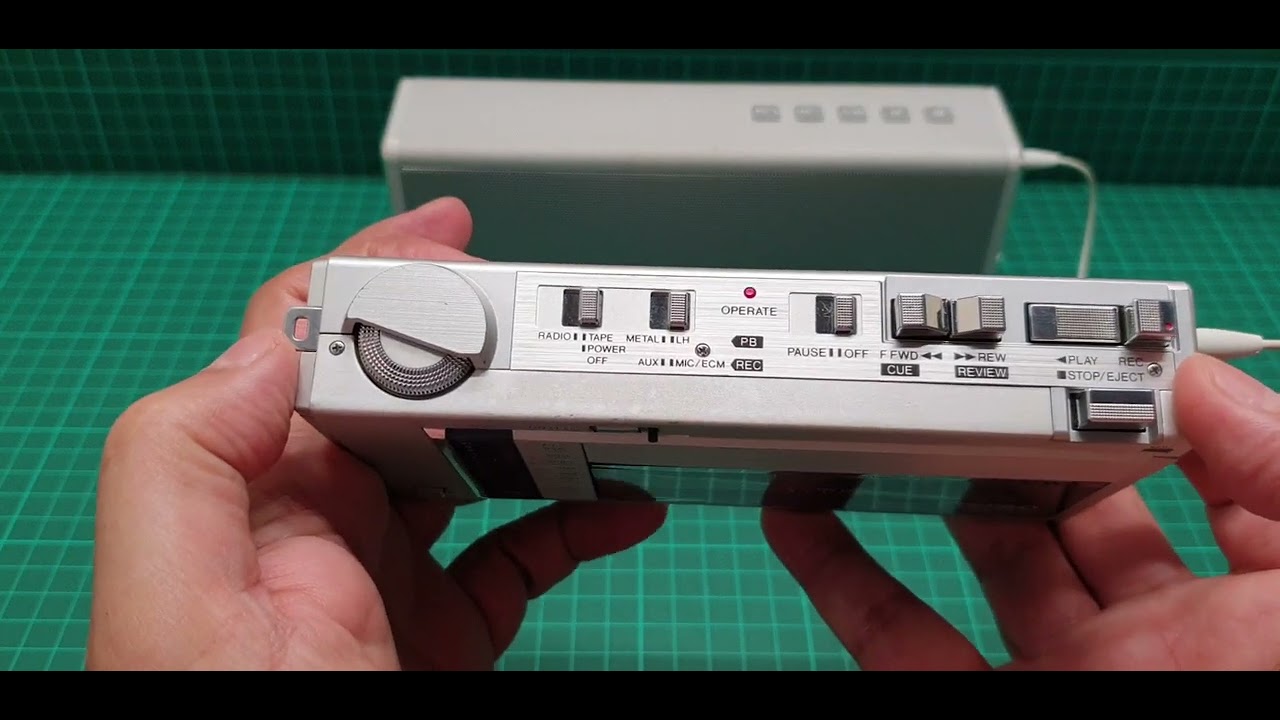Aiwa CS-J1 Radio cassette recorder Walkman | inside look | Daunting belt change | review
