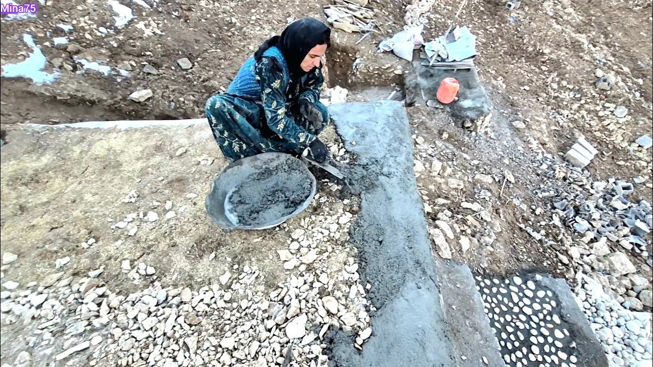 The hardships of life for a pregnant woman in the mountains, cementing the roof of her house ❤️🙏🏠