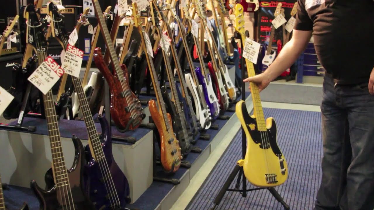 Hercules GS414B Auto Grab Guitar Stand Demo