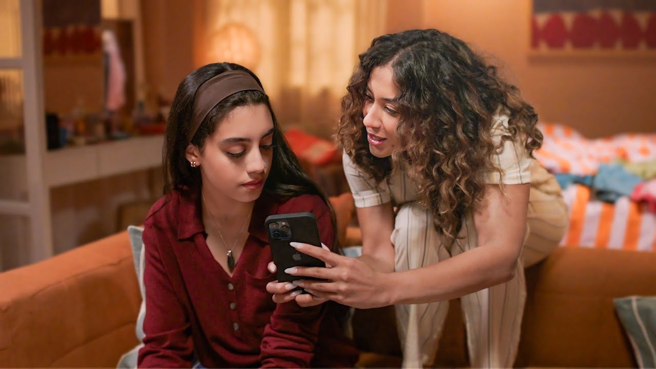 بتتصاحب علي بنت وحيدة علشان تتحكم فيها وتساعدها في التجسس علي كل اصحابهم وتدميرهم مسلسل ميدتيرم ٢