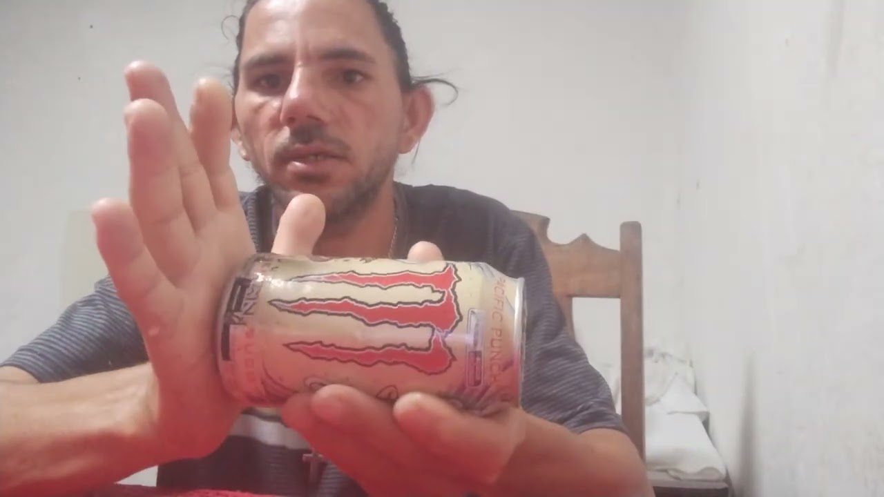 Fiz um caixa de som com latinhas .