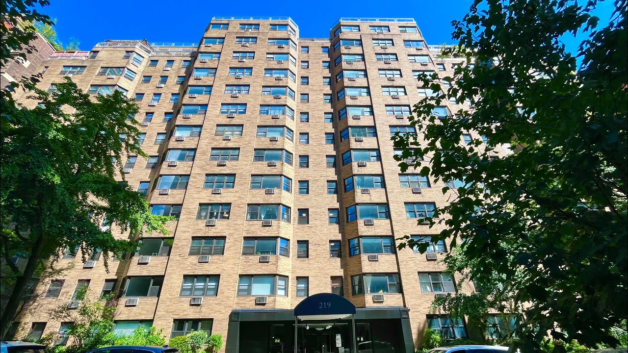 NOT Your AVERAGE Layout | Exploring This Flex 2BR in Lenox Hill | E 69th 2B | The Lost Boy 