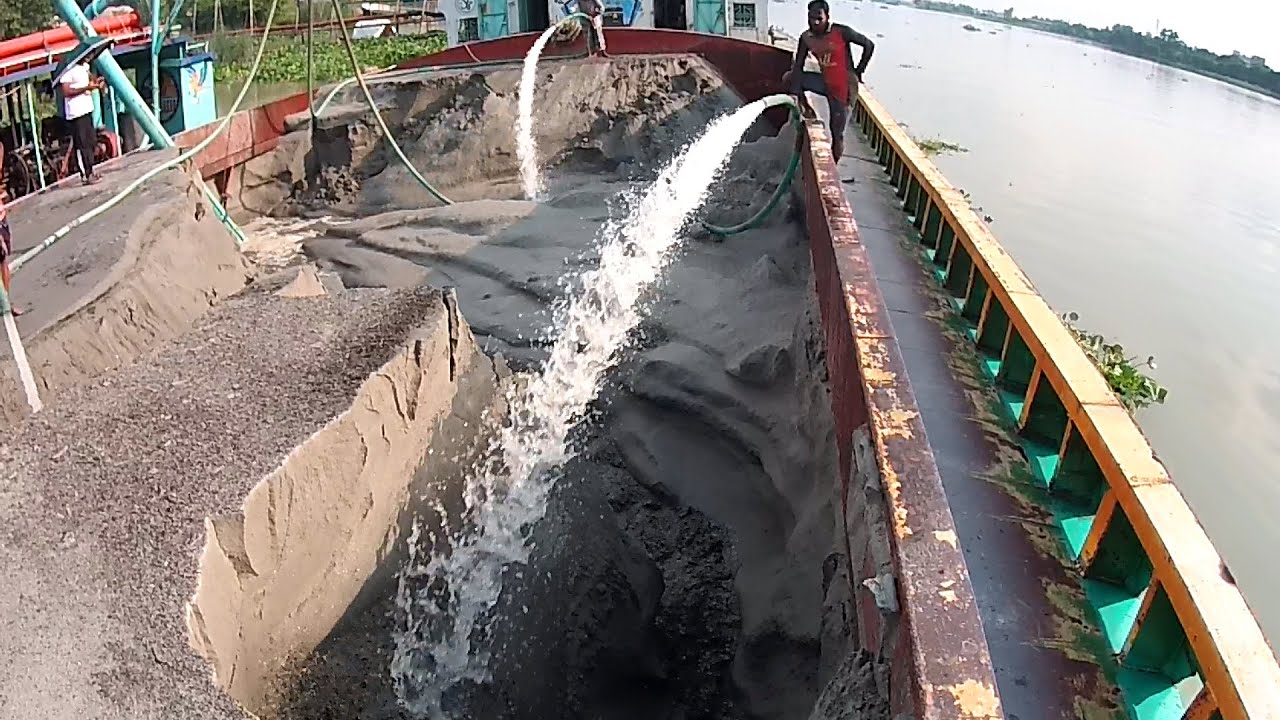 Incredible Sand Unloading Method Using High-Pressure Water Pumps on a Barge