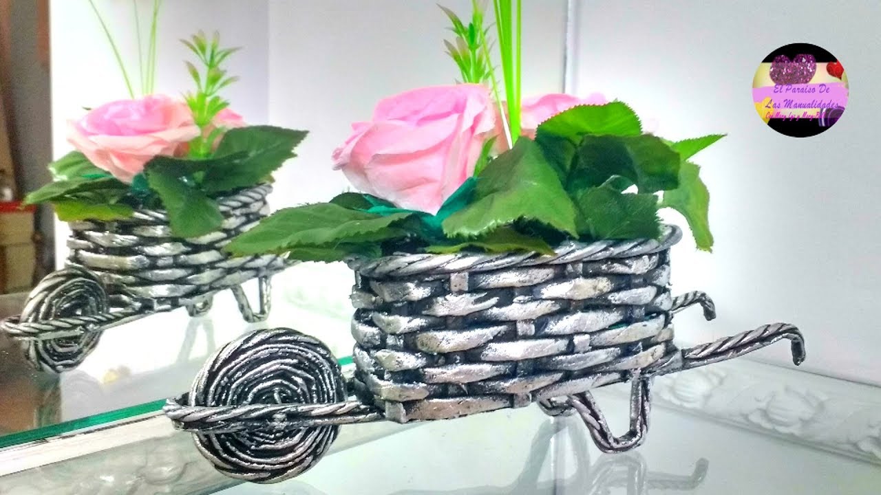 Carretilla decorativa de papel periódico con su arreglo floral | Galería de Creatividad