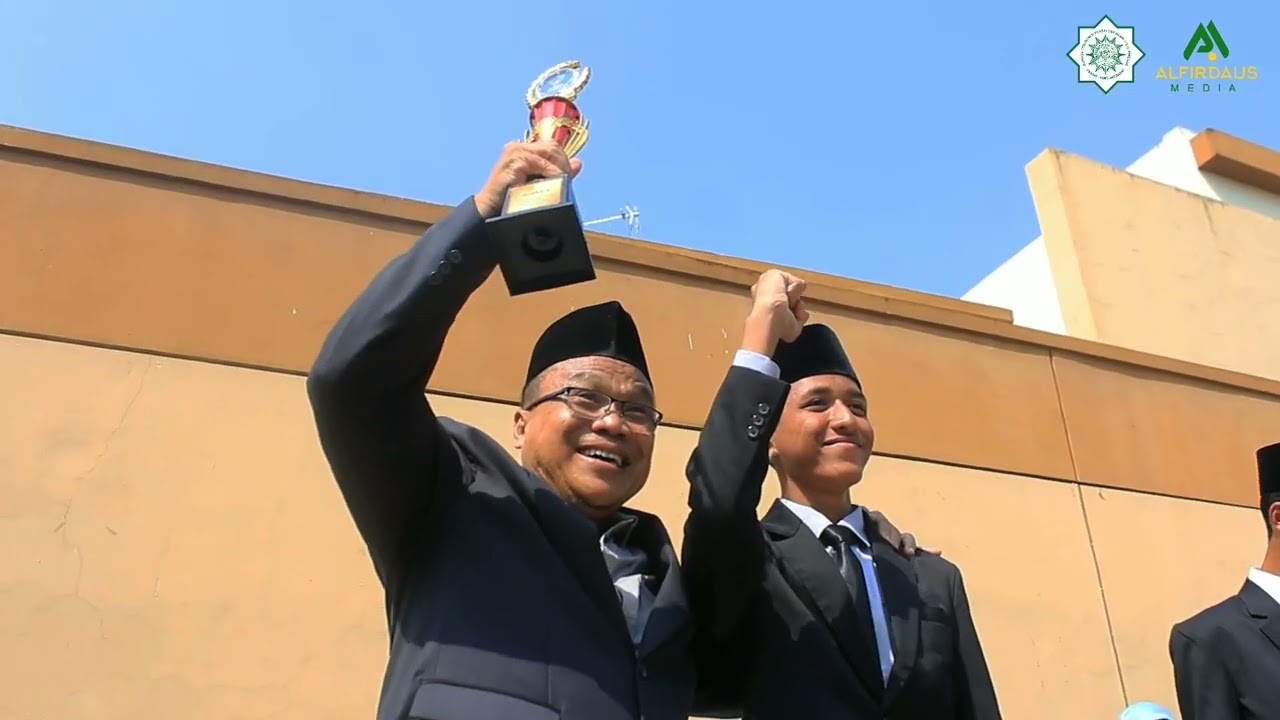 Serah Terima Piala Juara Umum Jambore Nasional Ke-7 Pelajar dan Mahasiswa PERSIS PPI 153 AL-FIRDAUS