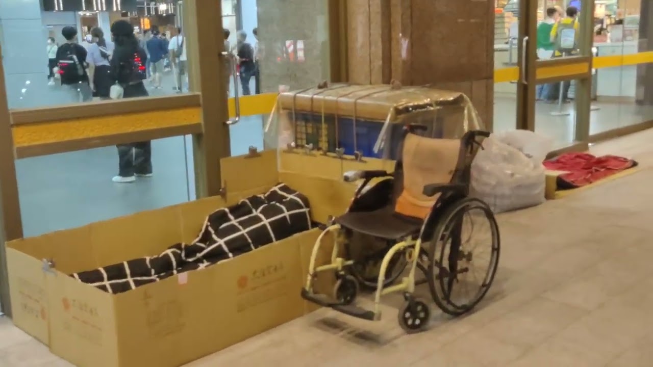 【台北】台北火車站一樓 / 遊民與遊客皆坐在地上