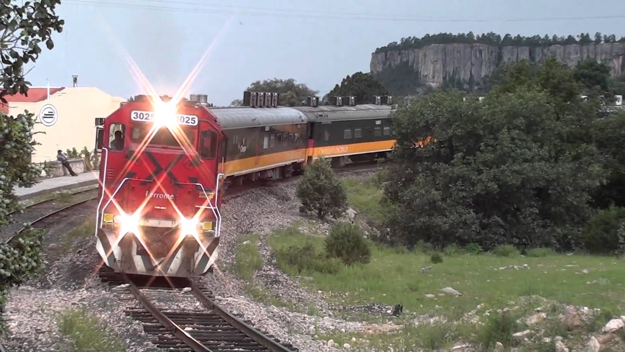 Tren Chepe saliendo de Estacion Divisadero rumbo a Chihuahua