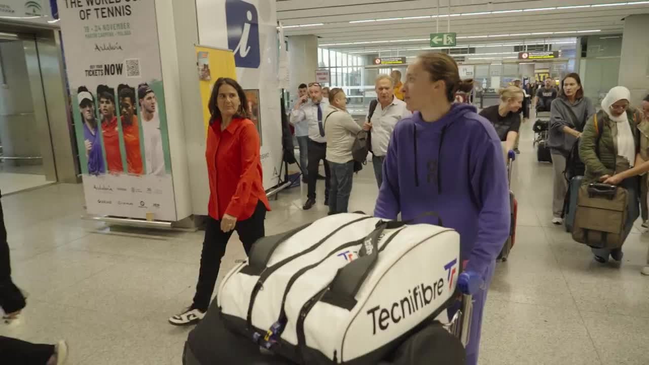 Conchita Martínez recibe a la estrella del tenis Iga Swiatek a su llegada a Málaga para disputar la