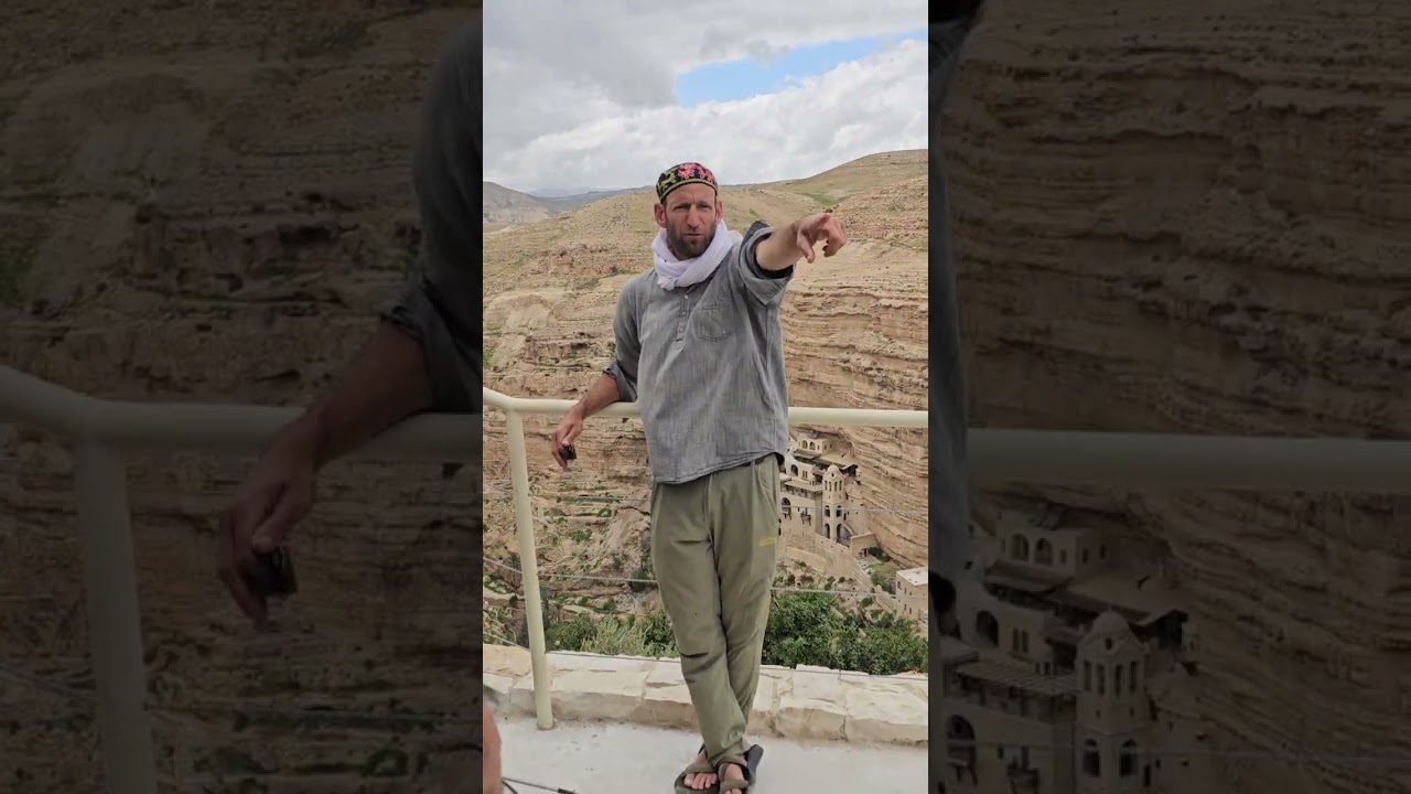 מיכה ארז על רקע מנזר היווני - סנט גורג' בנחל פרת (וואדי קלט). סקירת הנזירות הביזנטית במדבר יהודה.