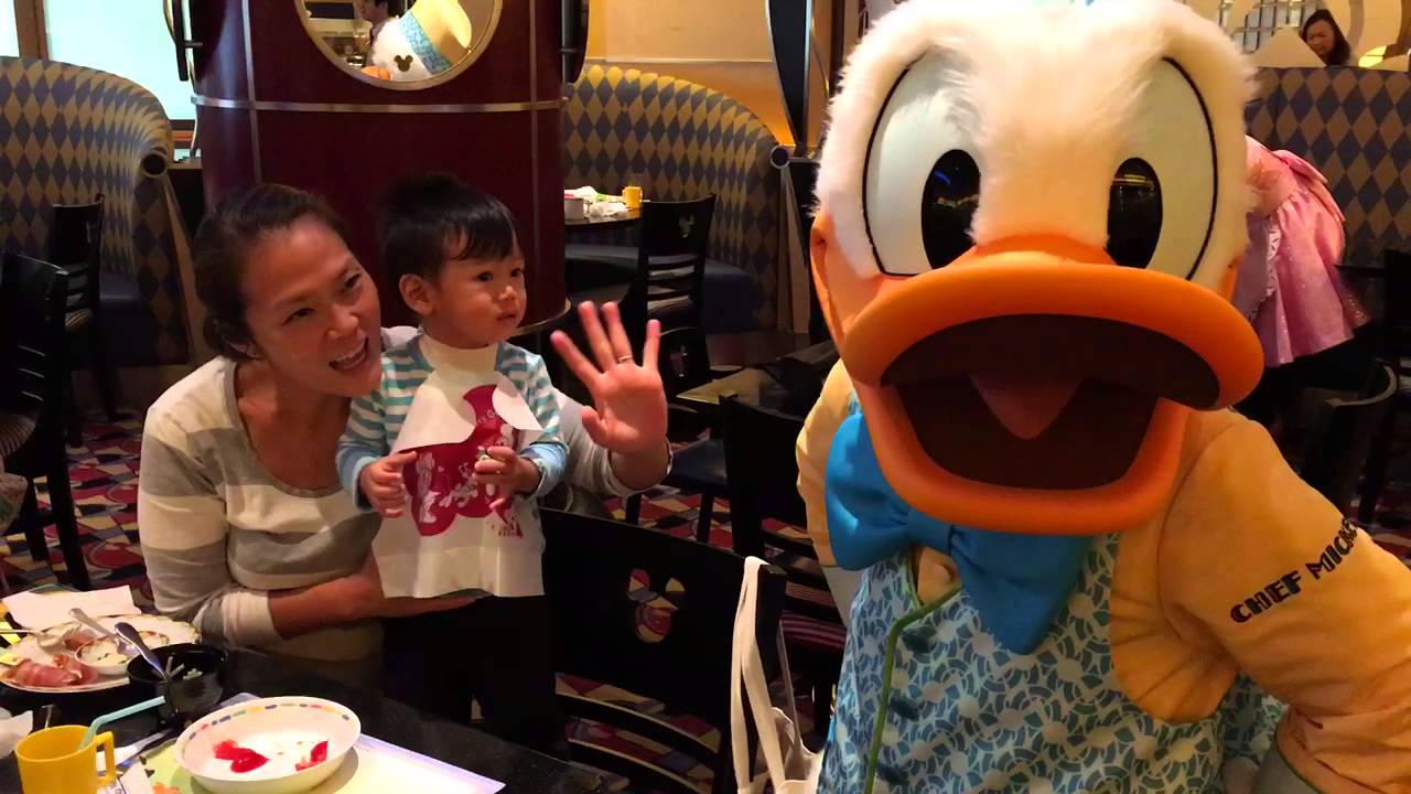 Tokyo Disney breakfast buffet w/ Donald Duck