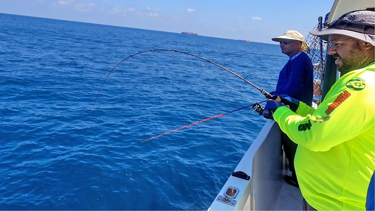סשן סלו ג'יג של לוקוסים לאחר חודשיים 🎣 - Slow jig session with action  HE/EN Subs