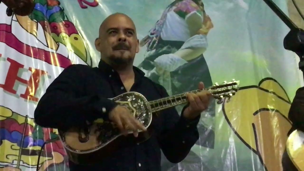 &Oacute;scar Lazcano acompa&ntilde;a a los Ases de la Huasteca en un Palomazo