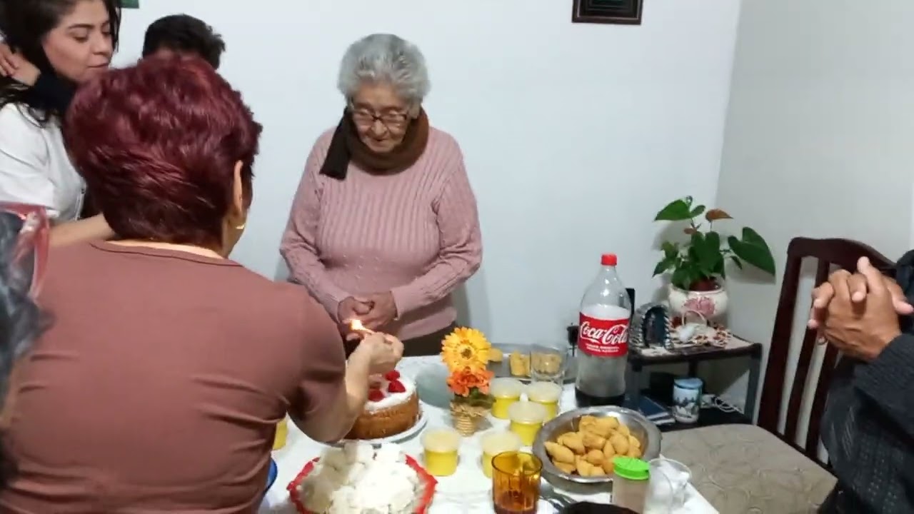 Sra. Rita, minha sogrinha, 98!. Celebração. Família cantando Parabéns. Baciabagaco 16/junho/2025.