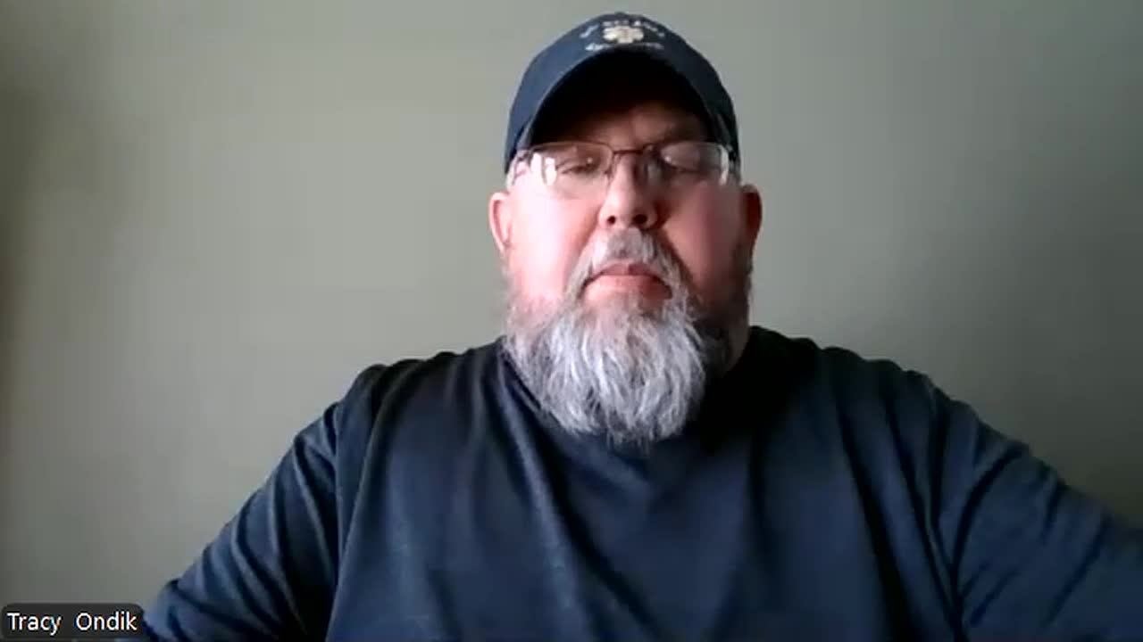 Фрагмент интервью: Машины скорой помощи и снегоуборочные машины компании Gillett работают вместе.