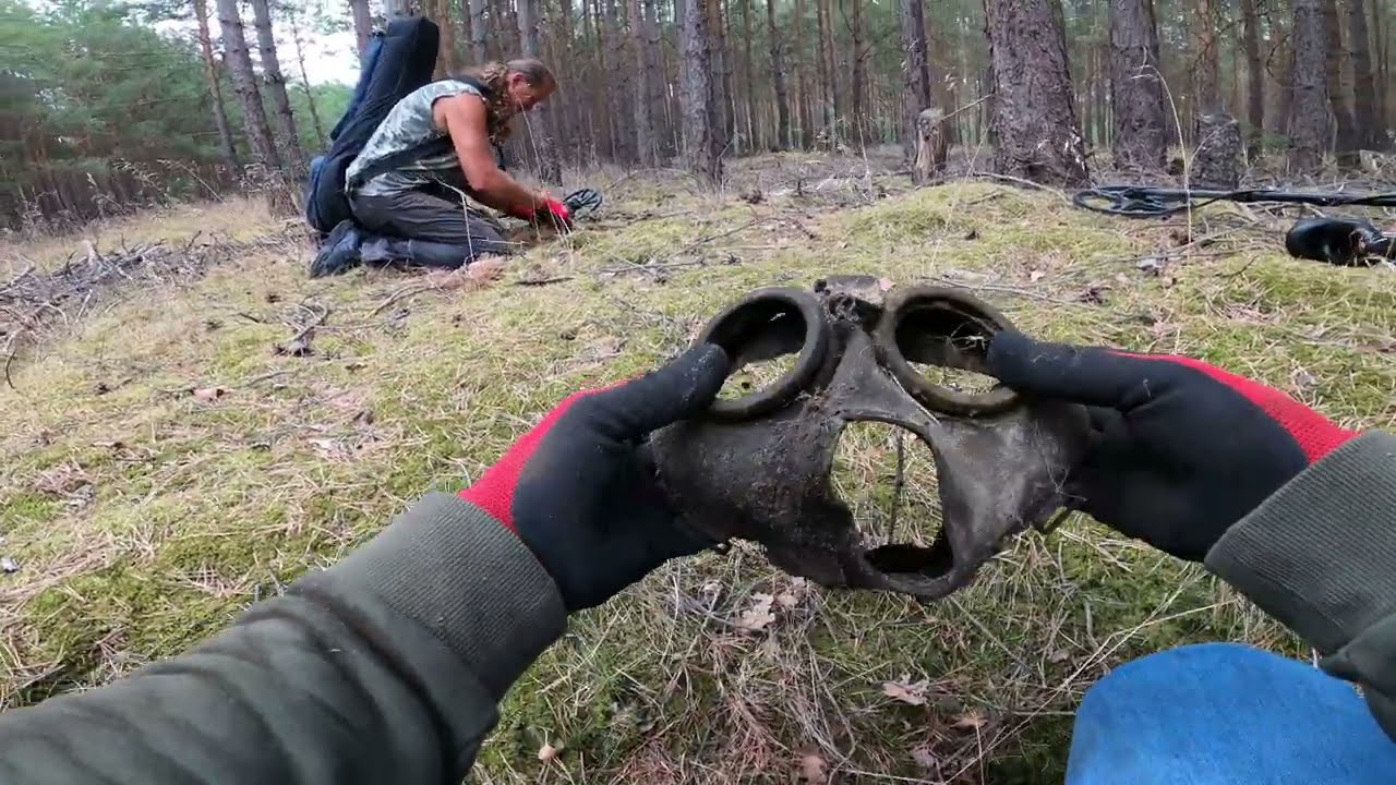 OP DE GRENS VAN POLEN ZOEKEN IN DE GROND NAAR EEN SCHAT