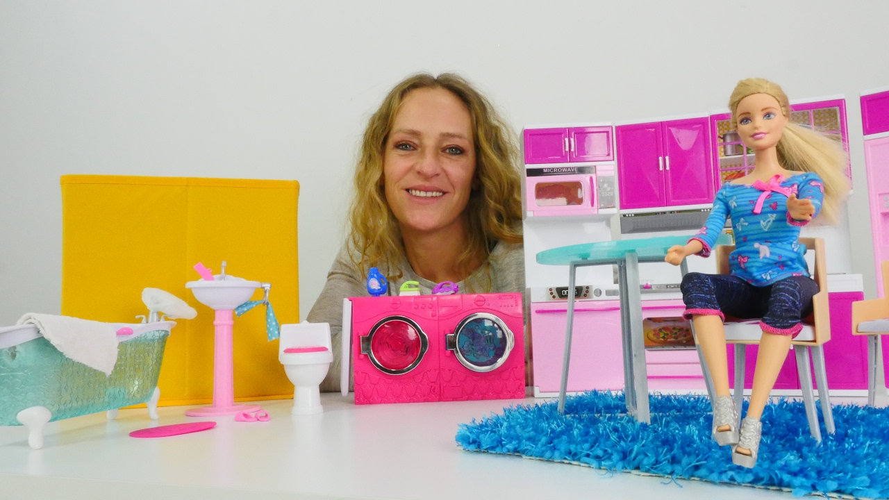 Die Wunderbox - Wir räumen #Barbies neue Möbel ein - Wo ist denn das Badezimmer?