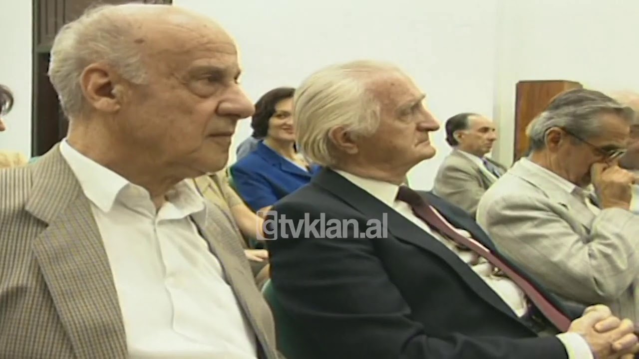 Studiuesi e historiani Iljaz Fishta dekorohet nga Presidenti Mejdani - (4 Tetor 2001)