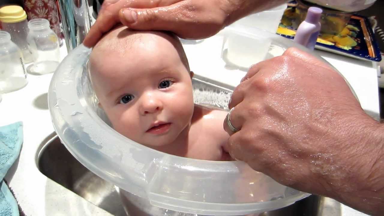 Louis get's a bath in the tummy tub!