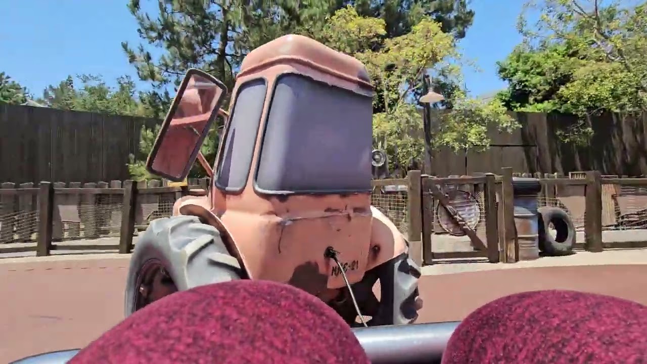 Автомобильная зона "Mater's Junkyard Jamboree" - парк развлечений Disney California Adventure.
