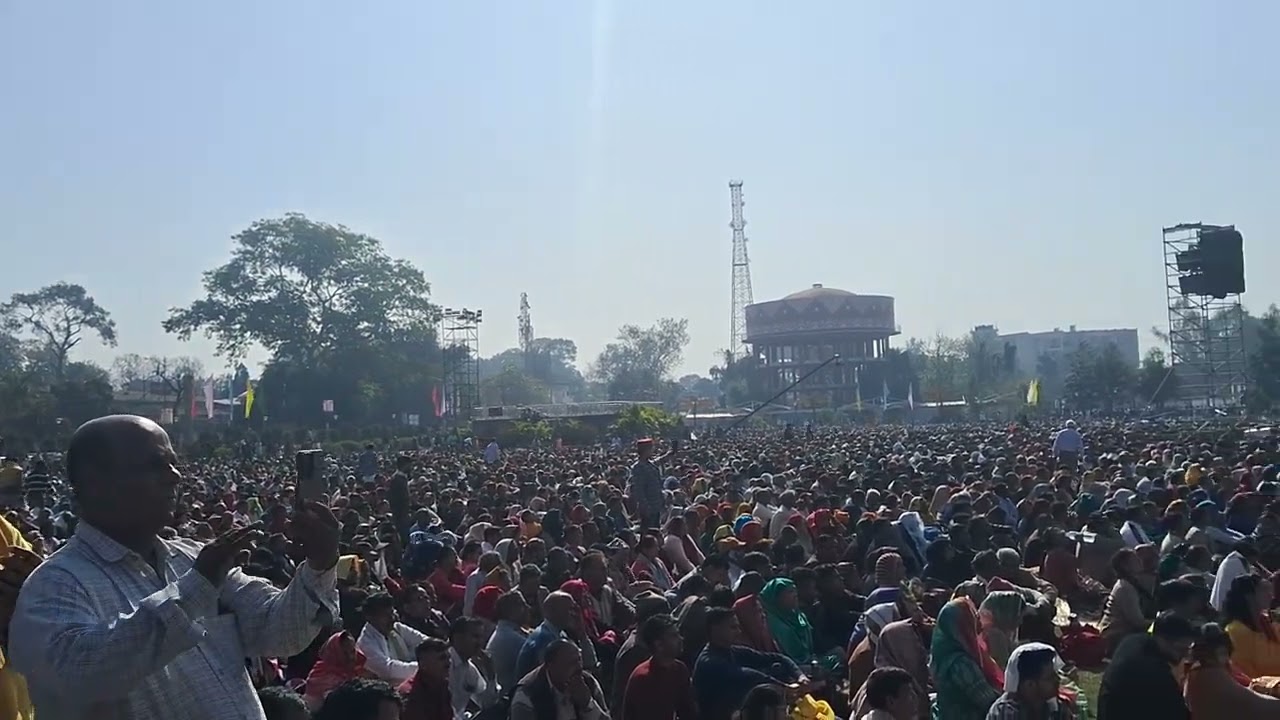 श्रद्धालुओं के बीच प्रेम रावत जी की जीवन गाथाबताते हुए कुछ इस प्रकार है