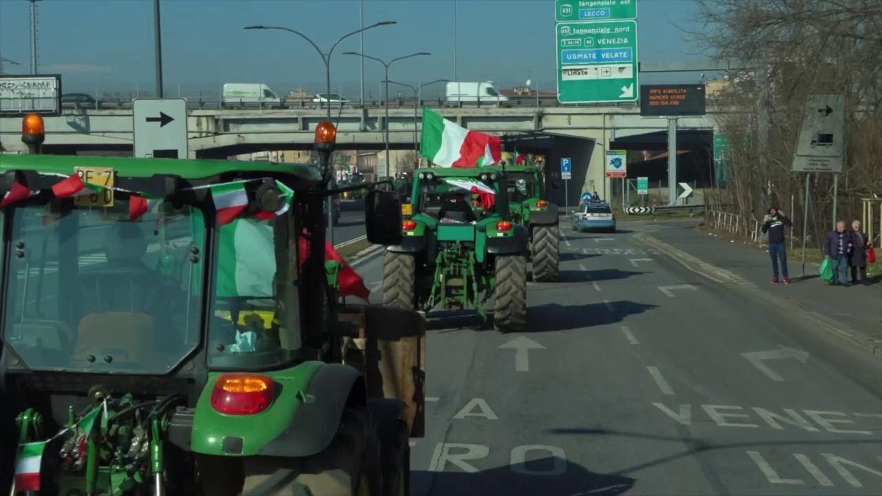 La protesta degli agricoltori: i trattori entrano a Milano