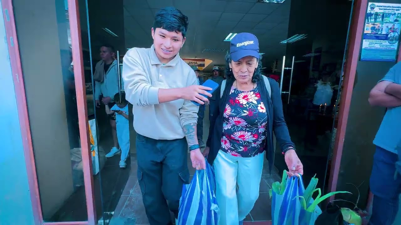 Llevé a mis abuelitos al pueblo para compararles comida y zapatos para el invierno