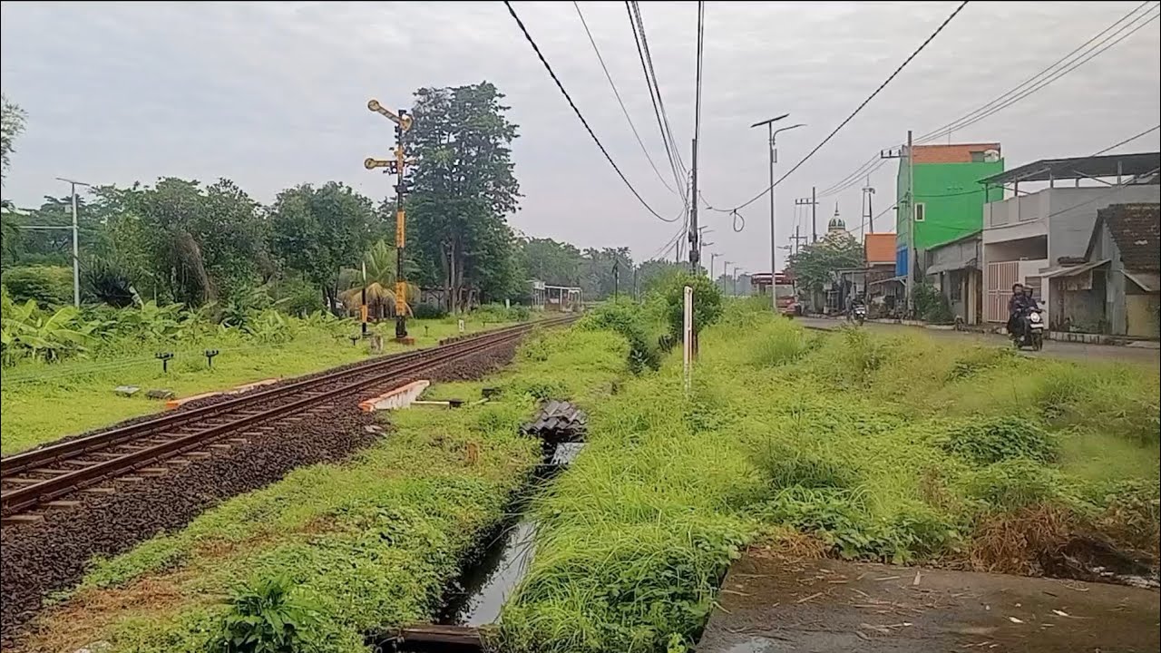 Banyak sekali momen pagi hingga siang di area stasiun Gedangan 