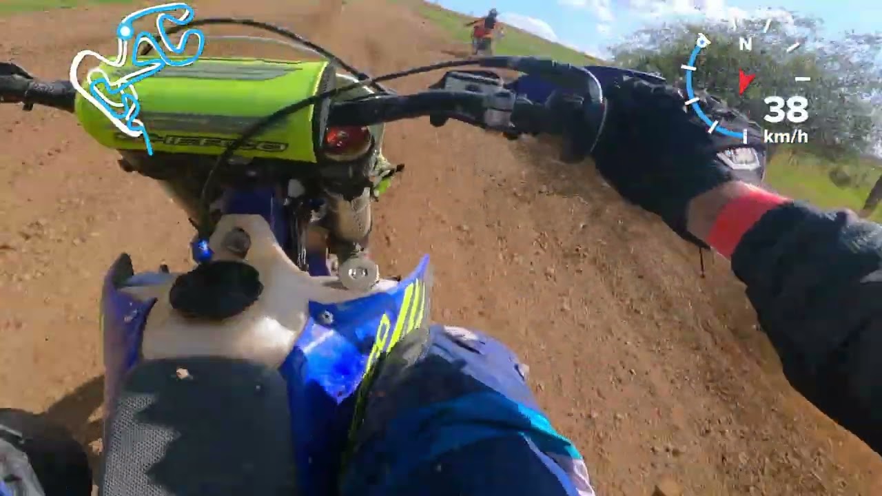 Course d'enduro sur prairie à Bully (42)