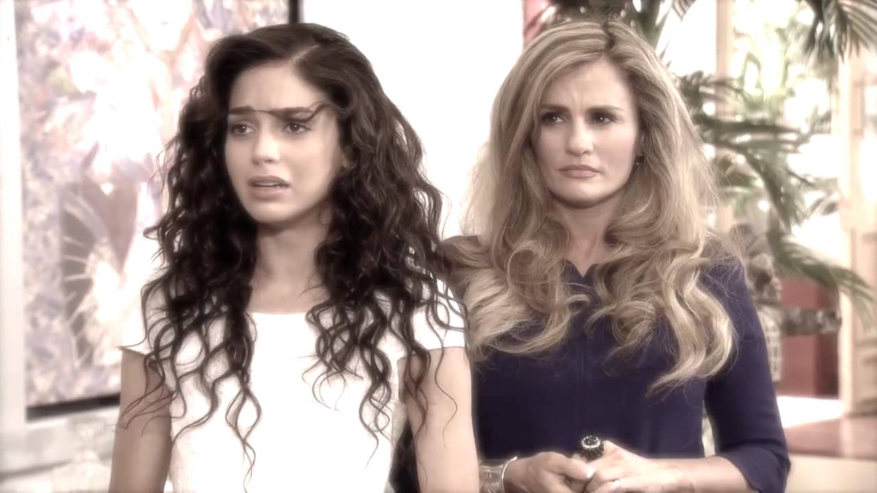 Escenas de Melissa Barrera   Capitulo 37