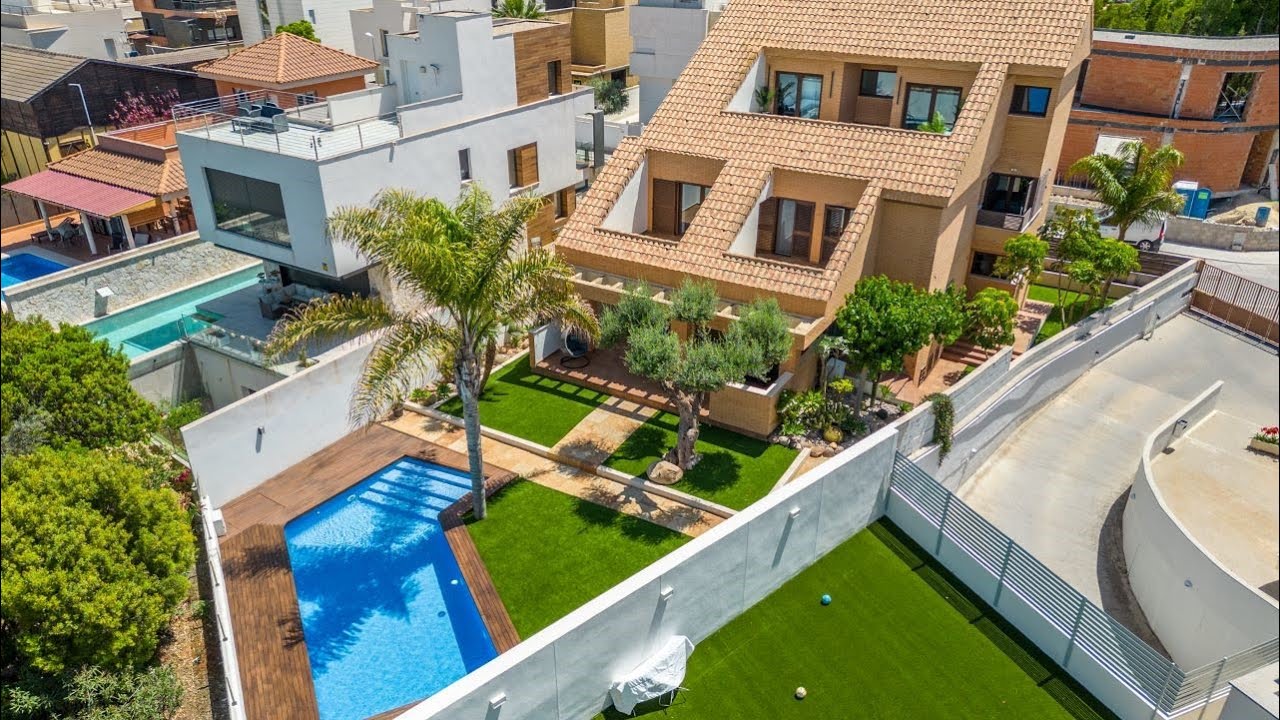 Premium villa on Alicante Golf, remodelled to perfection, it offers a refined lifestyle with 500 m&sup2;